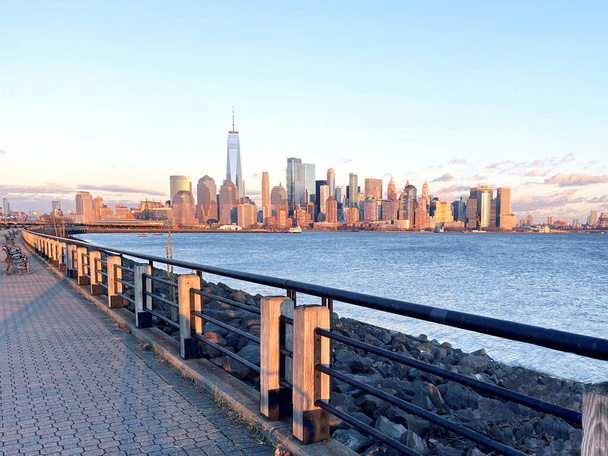 Vista panorámica del terraplén en la ciudad de Nueva York al atardecer - Foto, Imagen