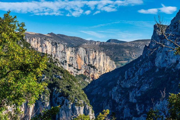Verdon-Schlucht, Gorges du Verdon, atemberaubende Landschaft der berühmten Schlucht mit gewundenen türkisgrünen Fluss und hohen Kalksteinfelsen in den französischen Alpen, Provence, Frankreich - Foto, Bild