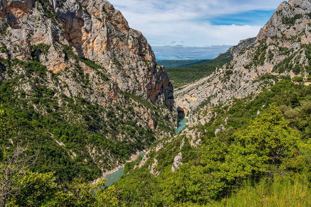 Verdon Gorge, Gorges du Verdon, increíble paisaje del famoso cañón con sinuoso río de color verde turquesa y altas rocas de piedra caliza en los Alpes franceses, Provenza, Francia - Foto, imagen