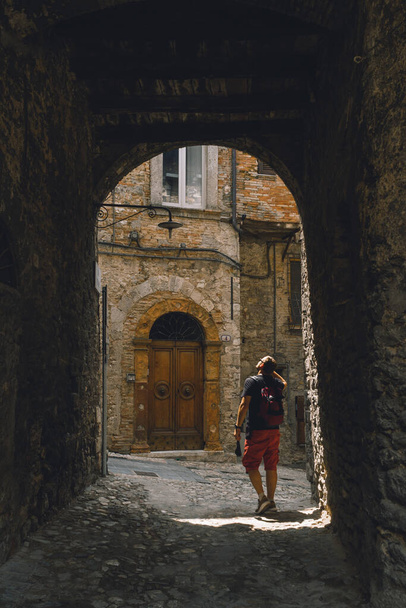 Narni (Terni, Umbria, Itália), cidade medieval: uma típica rua velha - Foto, Imagem