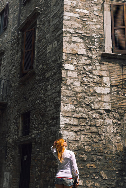 Narni (Terni, Umbria, Ιταλία), μεσαιωνική πόλη: ένας τυπικός παλιός δρόμος - Φωτογραφία, εικόνα