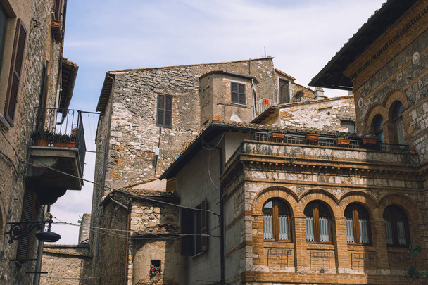 Narni (Terni, Umbria, Olaszország), középkori város: egy tipikus régi utca - Fotó, kép