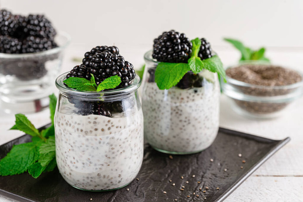Jars of chia pudding with mint and fresh berries. Superfoods - Foto, immagini