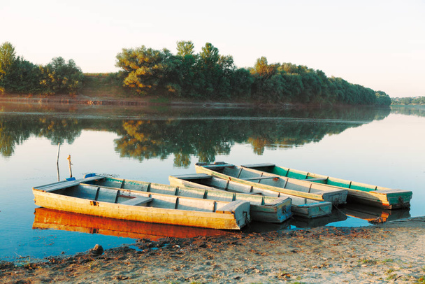 Румунські дерев'яні човни. Рибальські човни в селі
  - Фото, зображення