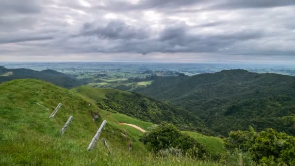 Сірі хмари пливуть зеленим ландшафтом у хмарний ранок у Новій Зеландії. - Кадри, відео