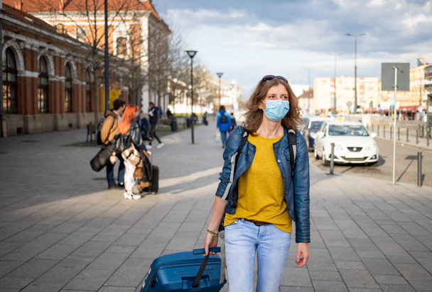 viajero mujer con la maleta de usar máscara  - Foto, imagen