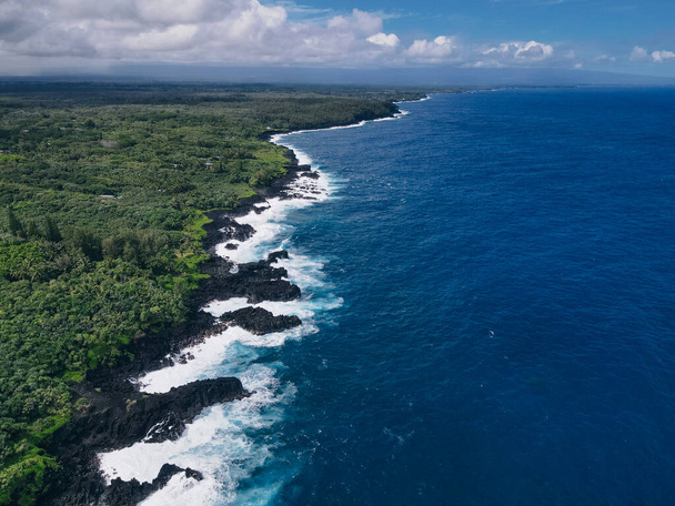 Повітряні хвилі врізаються в гавайський лавове узбережжя. дрон. Фотографія високої якості - Фото, зображення