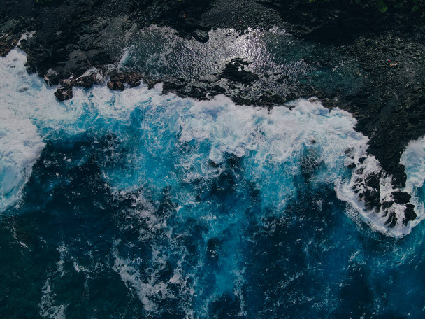Havadan çekilen dalgalar Hawaii 'deki bir lav kayasına çarpıyor. İHA. Yüksek kalite fotoğraf - Fotoğraf, Görsel