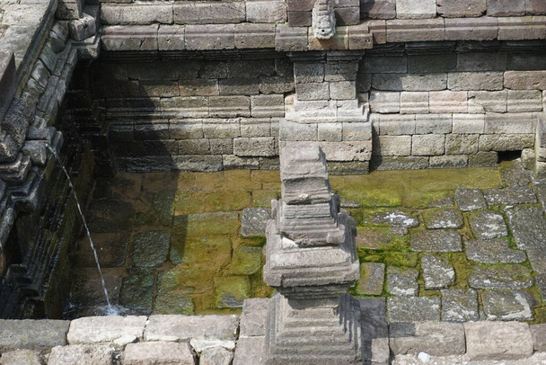 Блітар, Східна Ява, Індонезія - 27 квітня 2021 р.: петіртаанський пенатаран (пемандійський пенатаран, басейн) у пенатарському храмі. - Фото, зображення