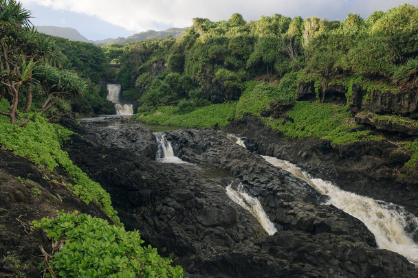 Dramática serie de cascadas de Ohe 'o Gulch que caen en cascada por un rocoso bajo un puente, en el Parque Nacional Haleakala, Kipahula, Maui, Hawai, EE.UU. Foto de alta calidad - Foto, Imagen