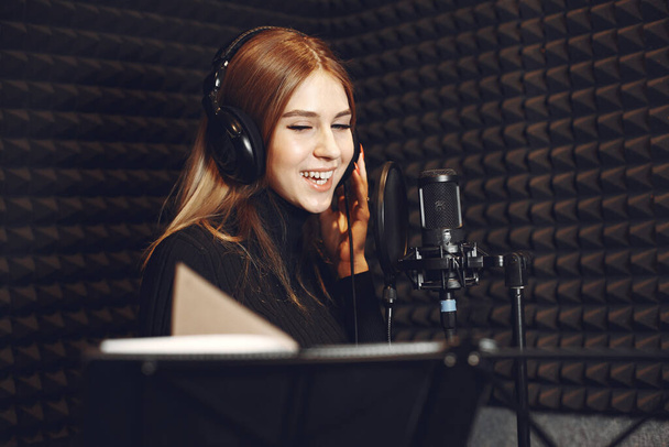 Singing and working in a studio with a microphone - Φωτογραφία, εικόνα