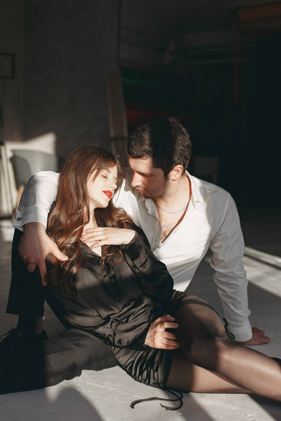 Porträt eines jungen verliebten Paares posiert im Studio - Foto, Bild