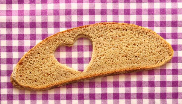 Fetta di pane e cuore tagliato
 - Foto, immagini
