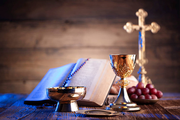 Katholieke religie concept. Katholieke symbolen samenstelling. Kruis, Bijbel en gouden kelk op het altaar. - Foto, afbeelding