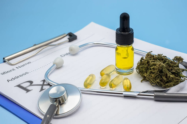 Hemp oil is put on the doctor's prescription stethoscope. Concepts of alternative medicine, herbal remedies Medical marijuana research - Foto, Imagen