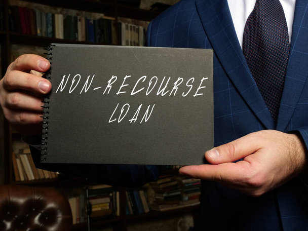 Business concept betekent NIET-RECOURSE LOAN met teken op blanco kaart in de hand. - Foto, afbeelding