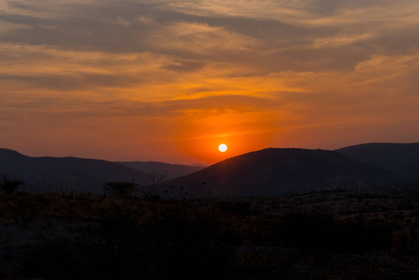 Panorámás kilátás a hegyi táj naplementekor - Fotó, kép