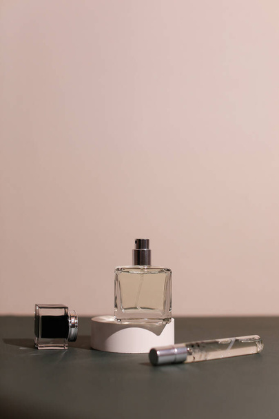 пляшка парфумів на нейтральному сучасному фоні
 - Фото, зображення