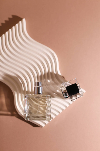 parfém láhev na neutrálním moderním pozadí - Fotografie, Obrázek