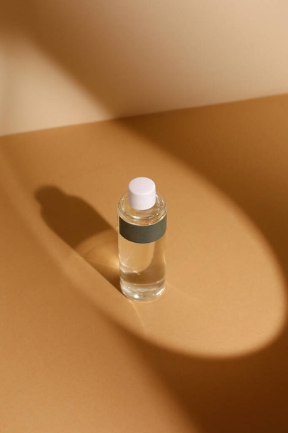 bottiglia di profumo sullo sfondo neutro moderno - Foto, immagini