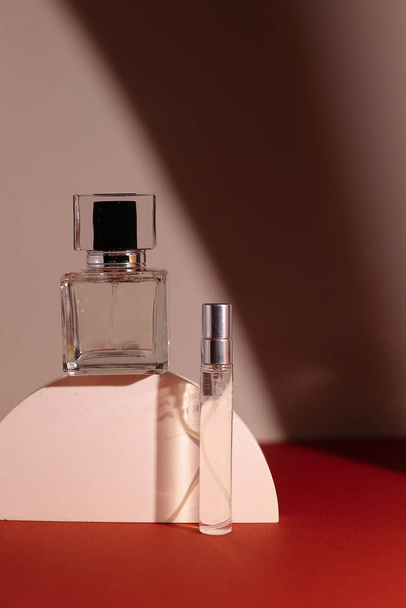 parfum fles op de neutrale moderne achtergrond - Foto, afbeelding