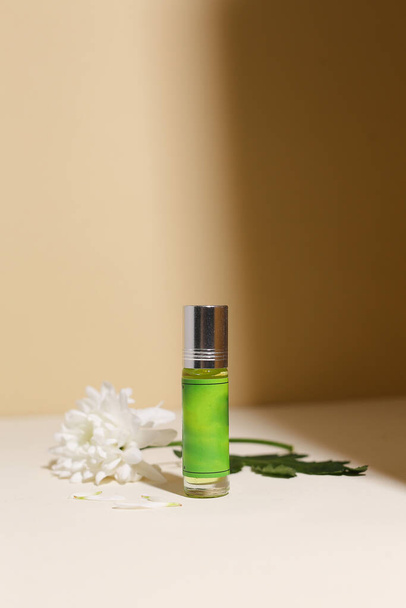 parfum fles op de neutrale moderne achtergrond - Foto, afbeelding
