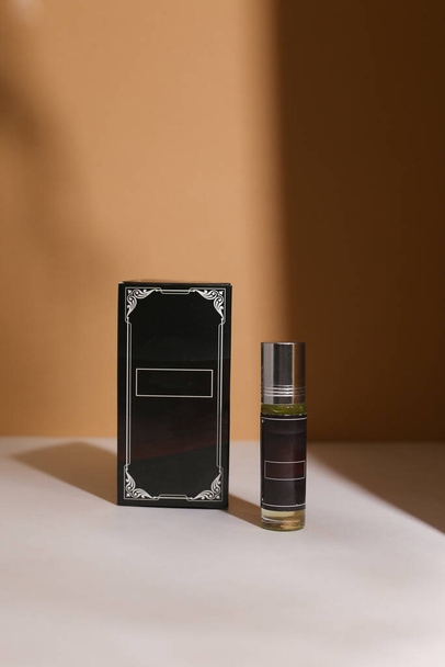 garrafa de perfume no fundo moderno neutro - Foto, Imagem