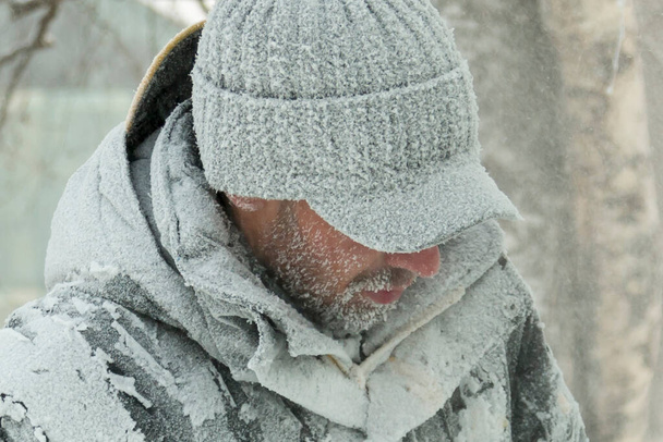 Zbliżenie montera robotniczego w czarnej czapce zimowej w miejscu pracy - Zdjęcie, obraz