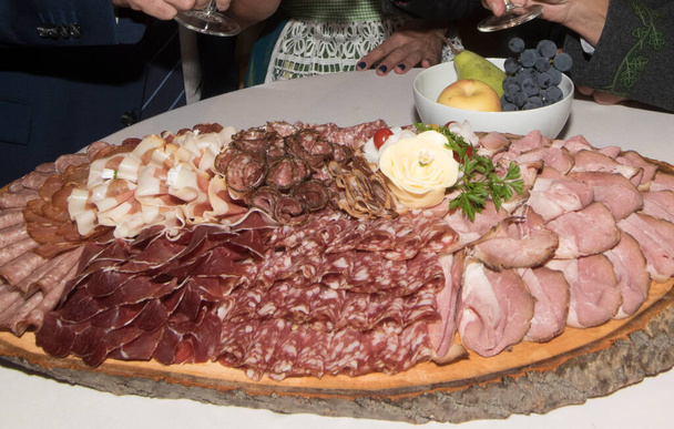 een schotel vleeswaren of vleeswaren op een tafel - Foto, afbeelding