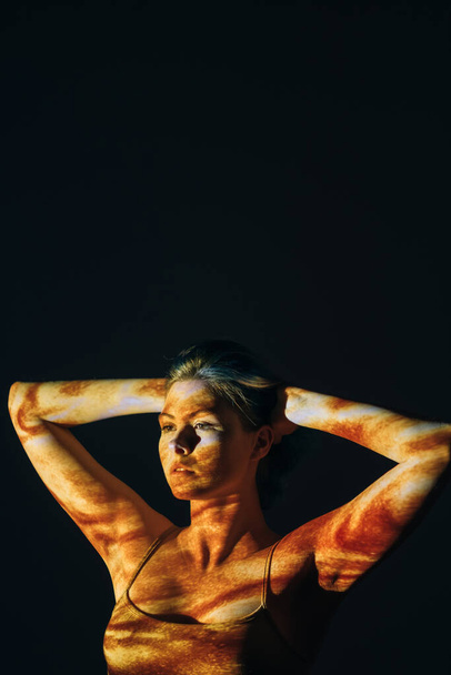 wild beauty art portrait bronze tan woman body art - Фото, зображення
