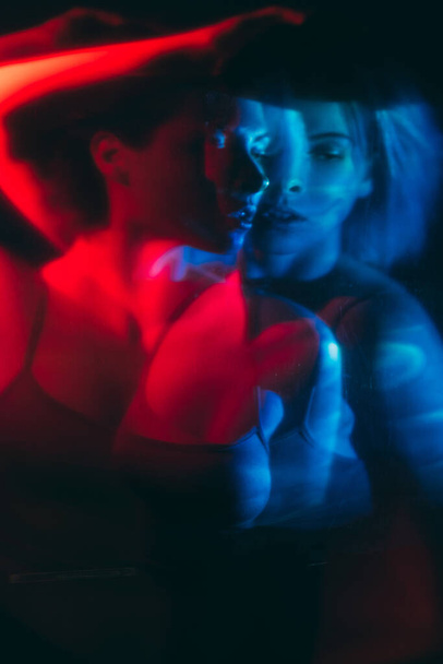 psychedelic hallucination woman in red blue light - Foto, imagen