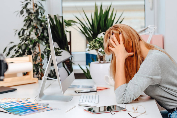 Расстроенная офисная работница в отчаянии и переутомлении за столом - Фото, изображение