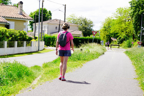 Vrouw oefening wandelen achteraanzicht sport in stadspark - Foto, afbeelding