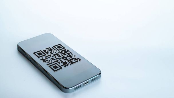 Code-Scan-Symbol. Digitales Mobiltelefon mit QR-Code-Scanner auf dem Smartphone-Bildschirm zum Bezahlen, Scannen von Barcode-Technologie. Konzept zur Online-Bezahlung von Rechnungen - Foto, Bild