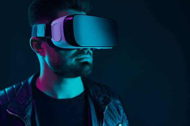 Man in VR goggles experiencing virtual world - Zdjęcie, obraz