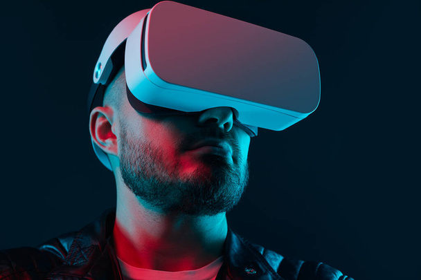 Bearded man in VR headset in neon light - Fotoğraf, Görsel