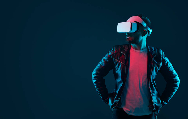 Confident man in VR goggles exploring cyberspace - Фото, изображение