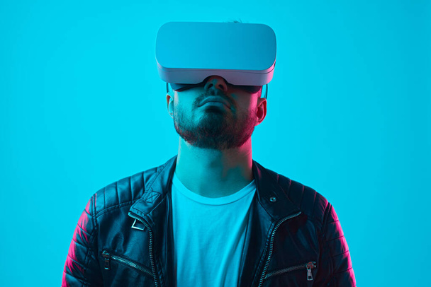 Trendy man in VR headset experiencing new technology - Фото, зображення