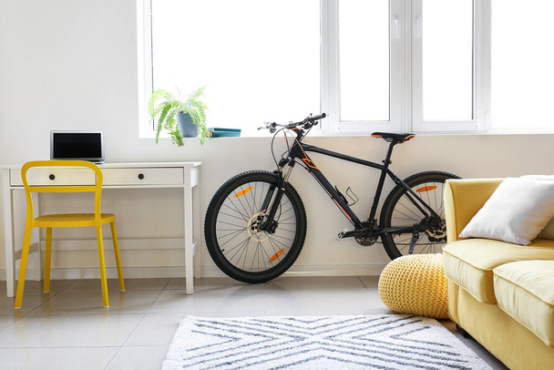 Bicicleta moderna no interior da elegante sala de estar - Foto, Imagem