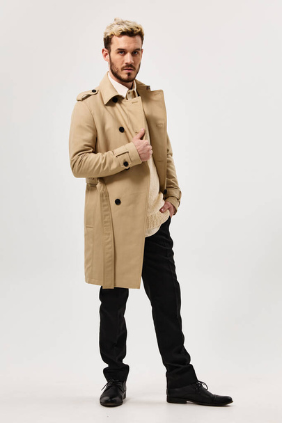 homem com casaco de penteado moderno roupas de moda de estilo moderno - Foto, Imagem