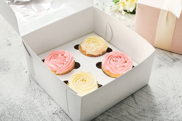Caixa com cupcakes saborosos no fundo claro, close-up - Foto, Imagem