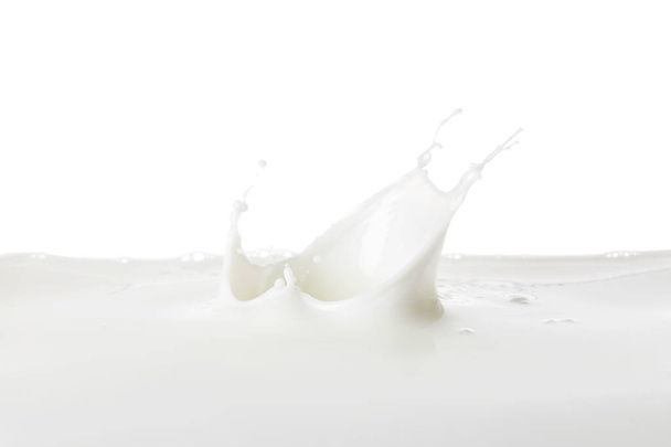 Beyaz arka planda lezzetli süt damlaları - Fotoğraf, Görsel