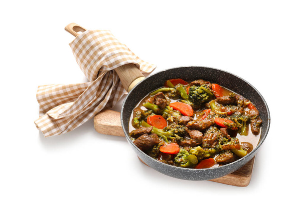 Lekker rundvlees stroganoff met groenten op witte achtergrond - Foto, afbeelding