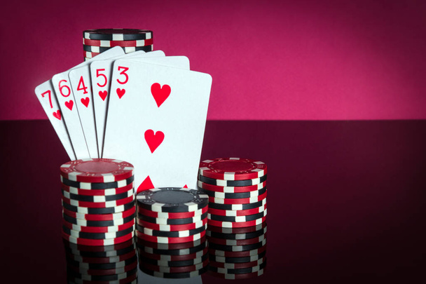 Poker karty s přímou kombinací flush. Detailní záběr na hraní karet a žetonů v pokerovém klubu. Volný reklamní prostor - Fotografie, Obrázek