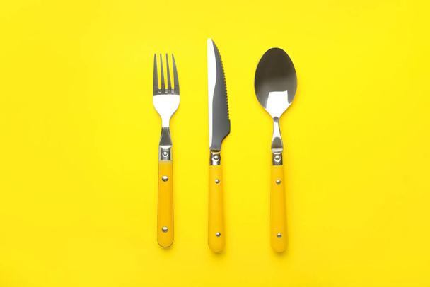 Stylish cutlery on color background - Foto, afbeelding