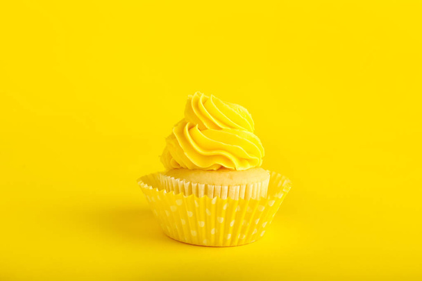 Tasty cupcake on color background - Foto, Imagen