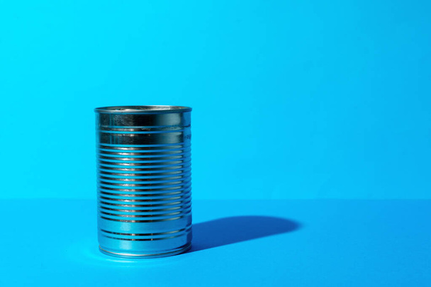 Tin can with food on blue background - Foto, Bild