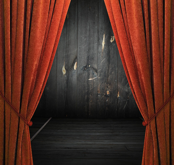 vecchio interno con tende rosse, muro di legno - Foto, immagini