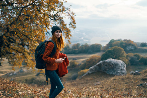 femme randonneur sac à dos dans les montagnes Voyage mode de vie automne - Photo, image