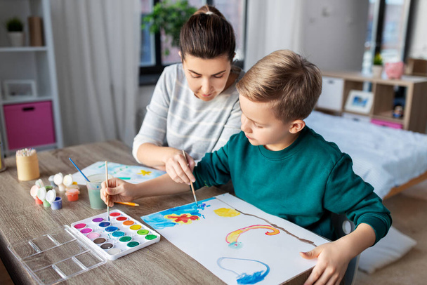 mother and son with colors drawing at home - Φωτογραφία, εικόνα